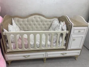 سرير اطفال حجم ممتاز و خشب زان قوي جدا موديل حديث مع كامل توابعه