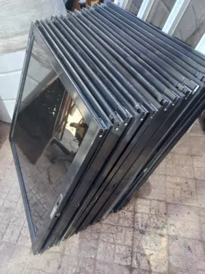 شبابيك المنيوم لون اسود زجاج عسلي بحال الوكاله عدد 20