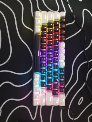 كيبورد جيمنج جديد BLUE SWITCHES 60% KEYBOARD لونه ابيض و اسود إحترافي بشغل على كل الأجهزه USB-TYPE C
