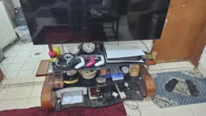 طاولة مع حامل تلفزيون