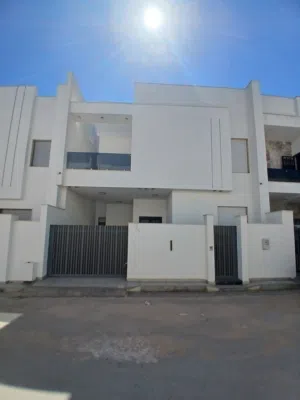 400 m2 More than 6 bedrooms Townhouse for Rent in Tripoli Al-Serraj