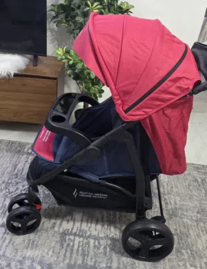 عربة اطفال جديدة عليها كتابة خط الحياة تقدر تشيلها عن طريق السحاب