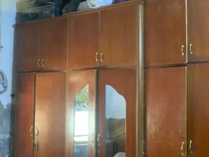 غرفه نوم كامله وياها ميز مرايه بس مانشرته