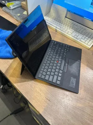 تابلت لينوفو لمس ومعاه القلم متعه معالج i7 الحيل الثامن تركبله شفرة ونظام تشغيله وندورز 10