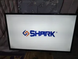 شاشه شركه شارك حجم 32 بدون نت، شبه جديده حديثه إصليه، دقتها LED, و60 هيرتز،  السعر ب 100،