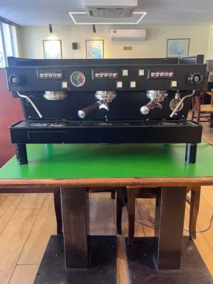 للبيع ماكينة إسبريسو La Marzocco Linea Classic 3 Group