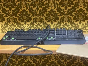 كيبورد ريزر مستعمل فيه جم حبه ضايعه