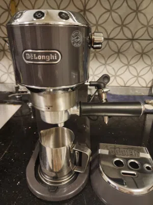 للبيع ماكينة قهوهDe'Longhi Dedica Espresso Machine