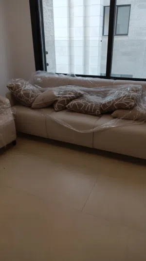 اثاث كنب فاخر لون ابيضّ و تلفاز و غسالة للبيع