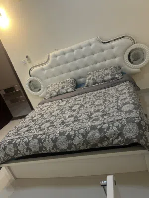 سرير بحاله جيده مع فرشه طبيه