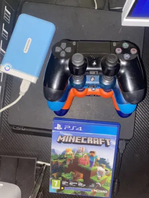 بلايستيشن 4 - Ps4 نظيفة معاها جميع الملحقات