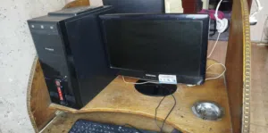 كمبيوتر كامل للبيع مع طاولة كمبيوتر وماوس وكيبورد فقط50