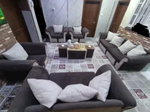 طقم كنب مميز بحاله جيده مع الطاولات للبيع بسعر لقطة