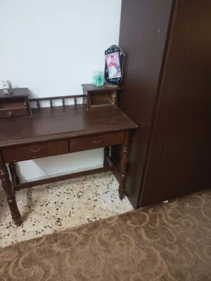 خزانة طابقين وتخت طابقين ومكتب تفصيل للبيع