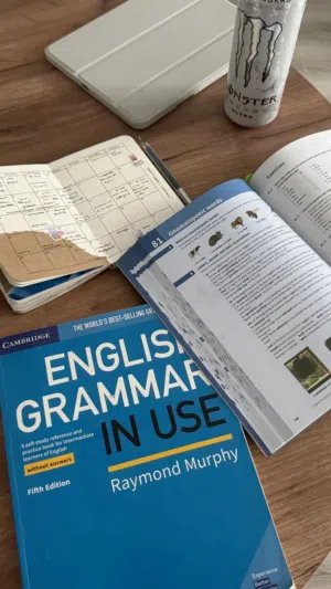 معلمه إنجليزي لتأسيس الطلبه لتطوير مهارات (الاستماع، التحدث، القراءة، الكتابة) مع جدول متابعة