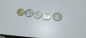عملات معدنيه اجنبيه وعربيه متنوعه جداً.