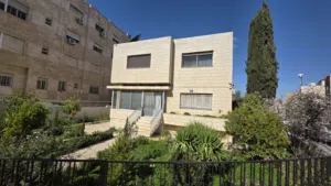 قطعة ارض مع بناء