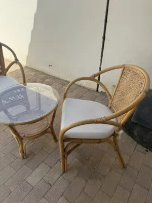 طاولة مع كرسيين بامبو