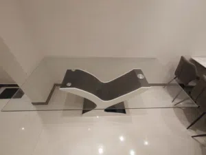 طاوله طعام زجاجيه تسع لثمانية كراسي