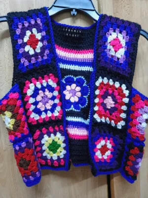 سترة كروشيه صنع يدوي باللون الاسود و الوردي و البنفسجي و الابيض و الازرق