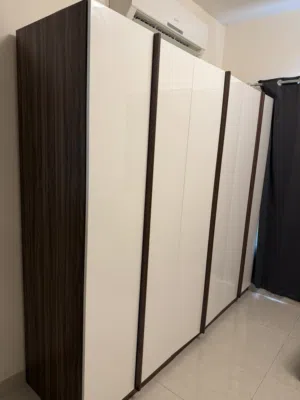 خزانة ملابس مستعملة بحالة جيده