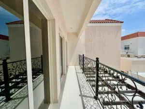 غرفه وصاله جديده مع بلكونه في مدينة الرياض جنوب الشامخه