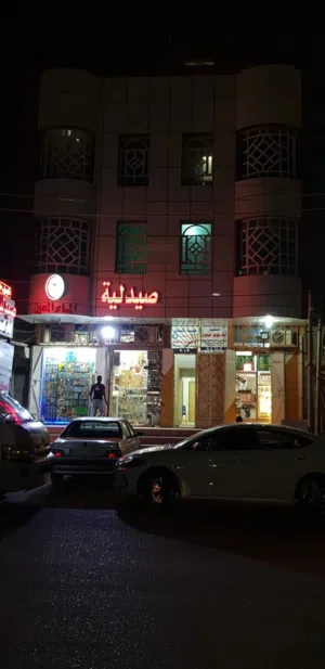 شقة   للايجار في بناية تجارية
