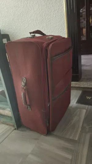 شنتة سفر كبيرة فيها فرط بزاوية واحدة ما بتأثر علاستخدام "علأكيد" حجم كبير و عملية جدا و قوية 15 د