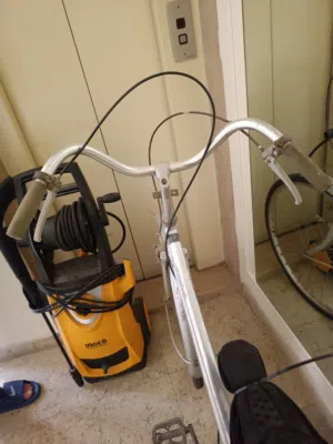 جنط 28 بسكليت رائع مناسب لكل الاعمار بكبر و بصخر طوله من عرض  تقريبا 160cm موجود فيه رافعات لوقوف
