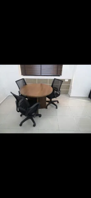 طاولة دائرية خشب ميلامين دبل قاعدة معدنية