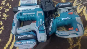 دباسه مسمار من توتال زيروا غير مستعمله معها جميع الوصلات البطاريات  منشار ارقط من توتال زيروا غير