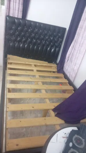 تخت مفرد ونص وطاولات وسط  خشب
