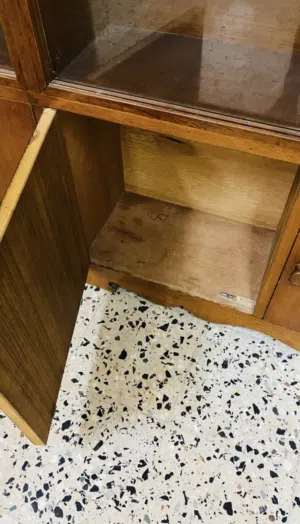 معرض يصلح للأغراض والمواعين او مكتبة للكتب