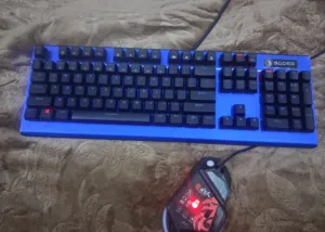 لوحة المفاتيح + ماوس للبيع بحال جيد