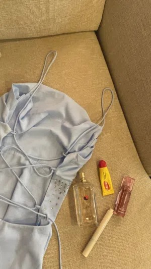 فستان ازرق أنثوي ناعم