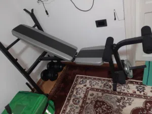طقم حديد كامل للبيع – دامبلز + بار طويل + بار باب تمرين العقلة – حالة ممتازة واستعمال خفيف جدًا