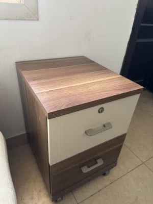 Side table-طاولة جانبية