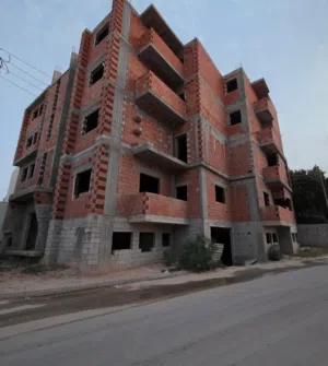 عمارة سكنية للبيع _ فرصة ذهبية للإستثمار - السبعة خلف مسجد بن قصيعة موقع هادي قريب من الخدمات