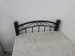 سرير فردي بالمرتبة بحالة ممتازة