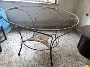 طاوله حديد دائري قطر 110 سم مع راتان شغل ماليزي بحاله جيده جدا للاستعمال الداخلي والخارجي