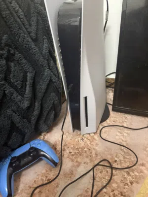 سوني 5 نظيف جدا جدا  مع جهازين و العاب قيمتها فوق 100 ريال