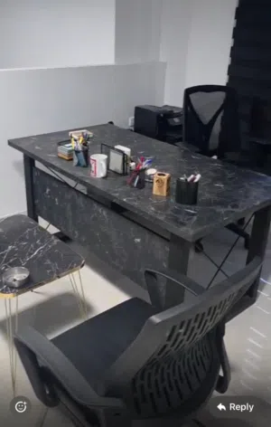 أثاث مكتبي للبيع - مكتب وطاولة اجتماعات مع جميع مستلزماته