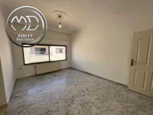شقة فارغة للايجار في ام اذينة مساحة 170م طابق ثالث اطلالة جميلة بسعر مميز جداً