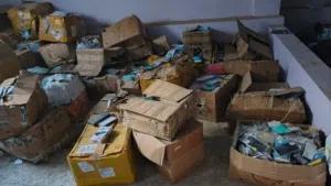 عرطه كميه اكسسوارات كفرات ولواصق حمايه للجوال للبيع عرطه موجوده عندي في المخازن