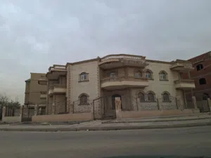 من مالك. فيلا 8 غرف 6 حمامات. مدينة الشروق