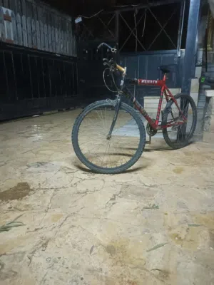 بسكليت نمره 26 بالون الأحمر بهيكل حديد