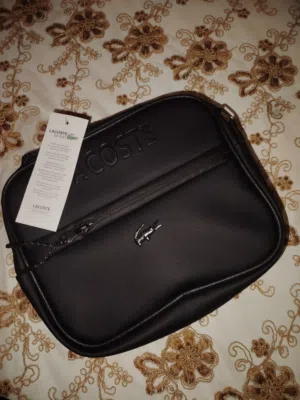 ‏لاكوست ‏.‏ حقائب حول الجسم ‏.‏ أسود ‏.‏ جديد‏1