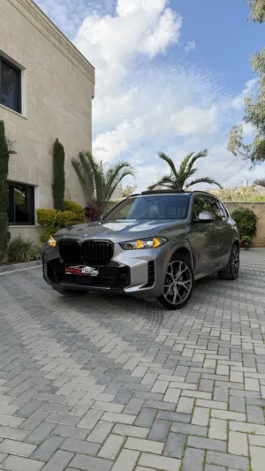 BMW X5 50e ترخيص 2024 محرك 3000 هايبرد plug in/يقطع على الشحنه 100 كيلو متر  510 حصان