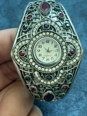 ساعه انتيك مرصعه احجار كريمه بحاجه إلى غطاء خلفي شغاله السعر 10 دنانير