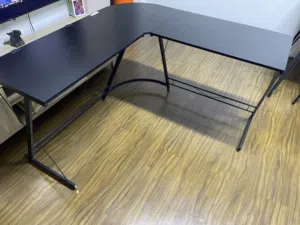 مكتب قيمنق زاوية L بالرياض – مساحة كبيرة – يحتاج لحام بسيط